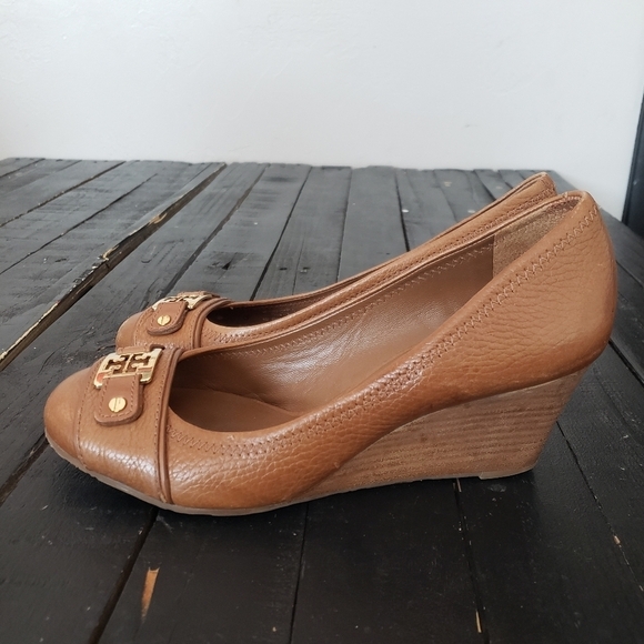 Tory Burch Women's 8 Tan Leather Wedge Heel Flats Shoes Gold Hardware Designer - Picture 3 of 10